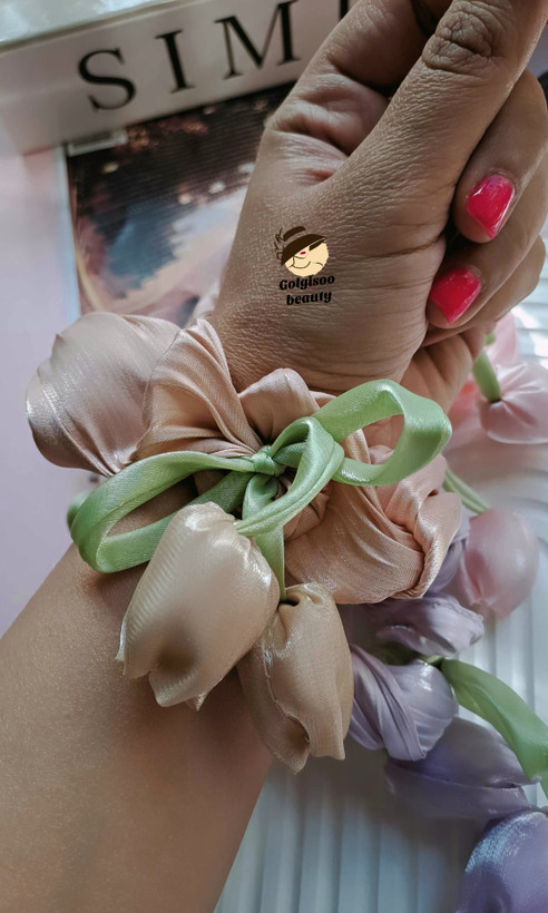 کش مو پینترستی اسکرانچی ساتن با آویز لاله کد 2032